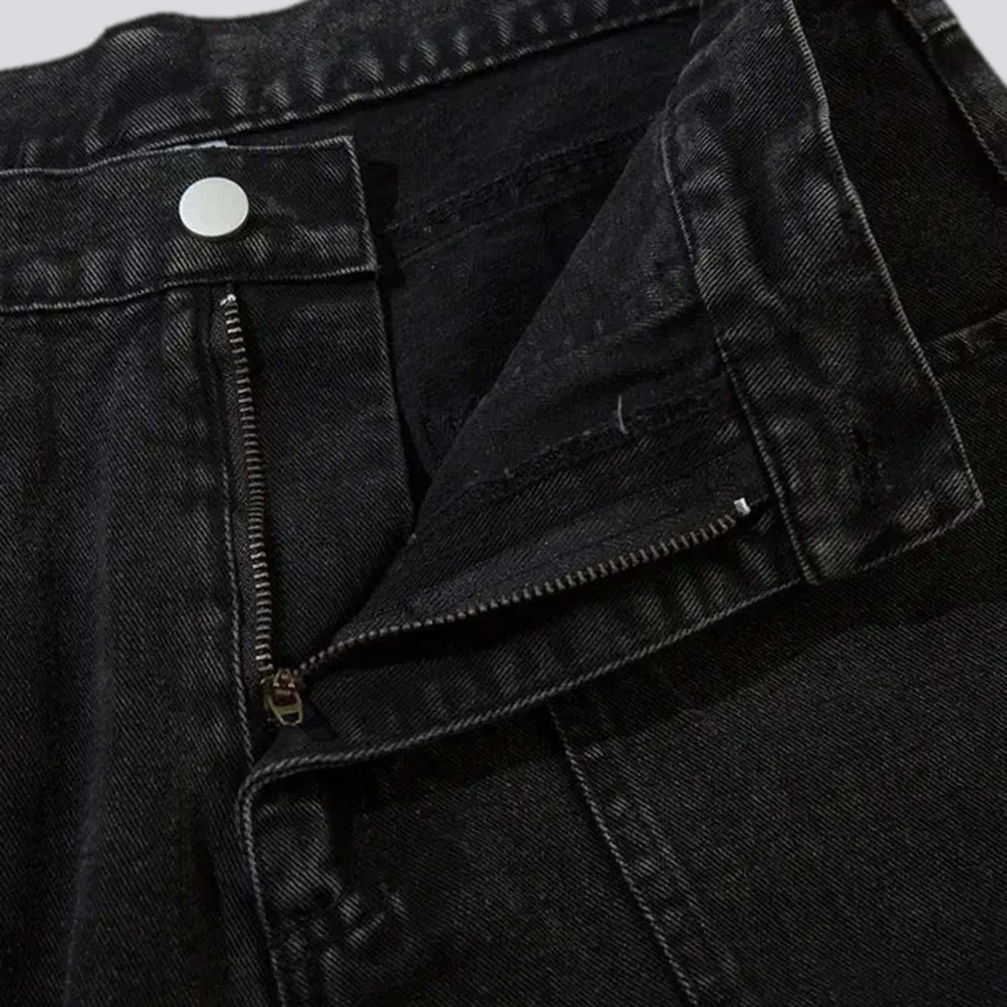 Baggy fit and cargo pockets jean pants for men