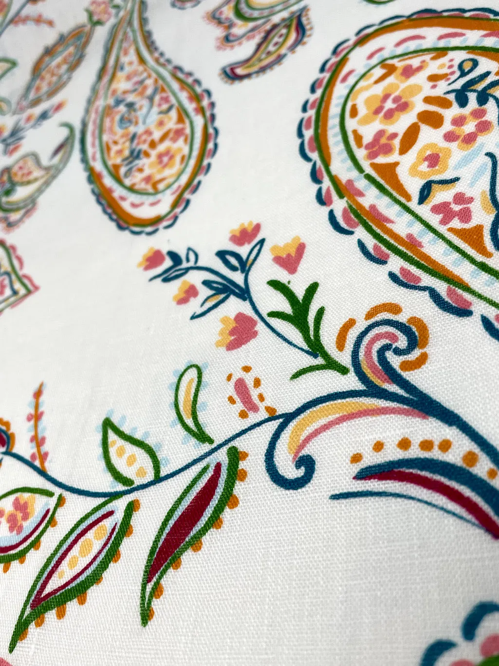 Heritage Paisley Handkerchief Light Weight 100% Linen Fabric By The Yard/CL1116