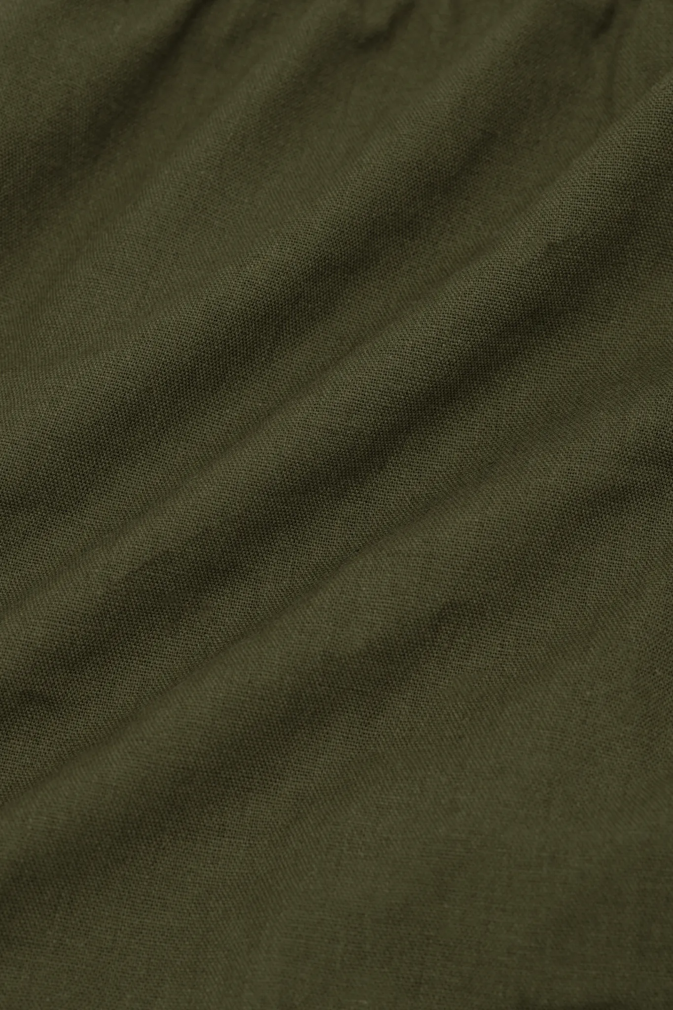 LINEN PLEATED HOUSE SHORTS IN OLIVE