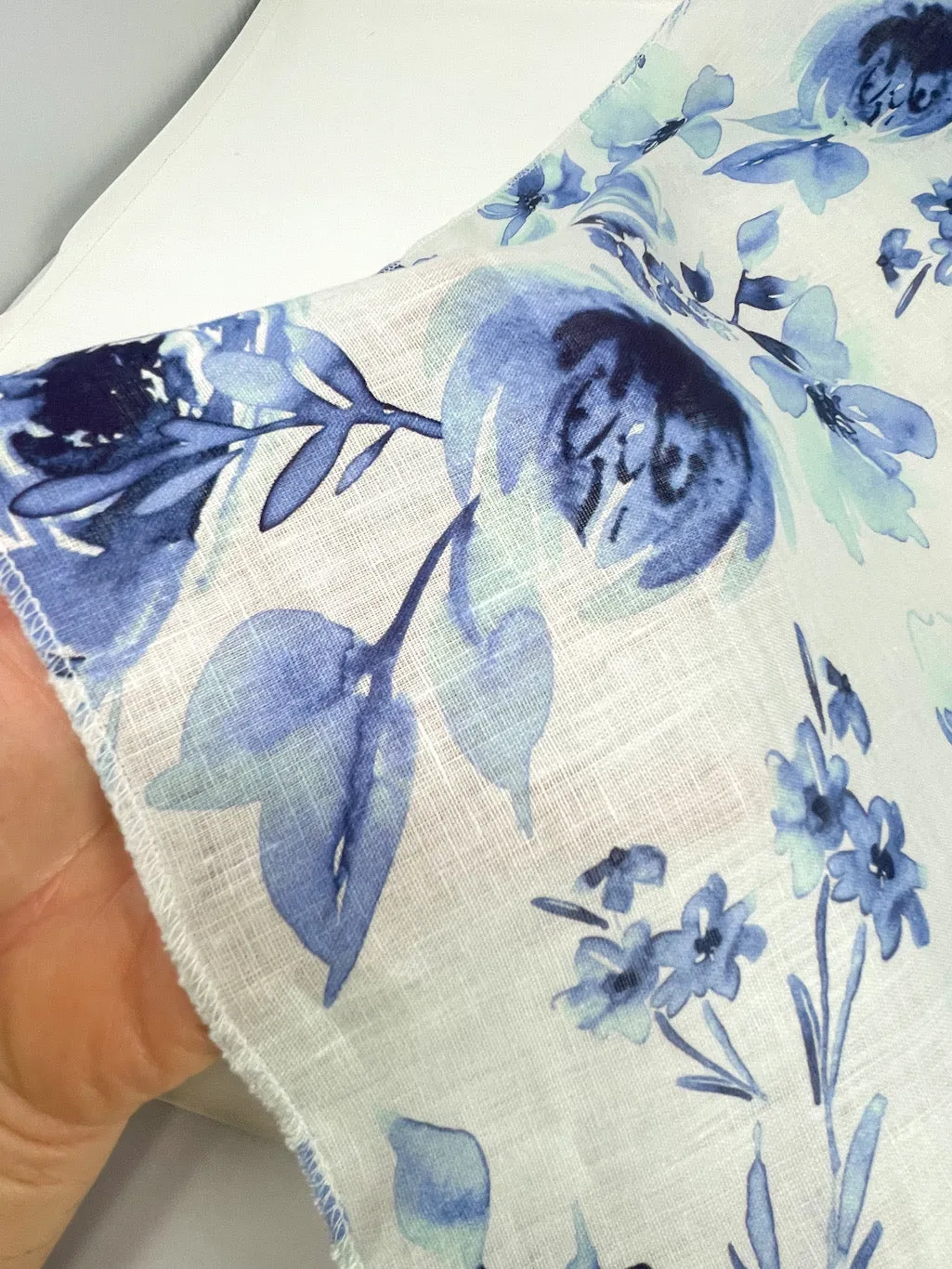 Water Roses Light Weight 100% Linen Fabric By The Yard/CL1105